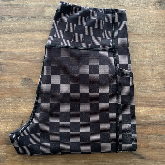 Hurley Checkered workout legging with 2 side pockets. Size L - Picture 1 of 5